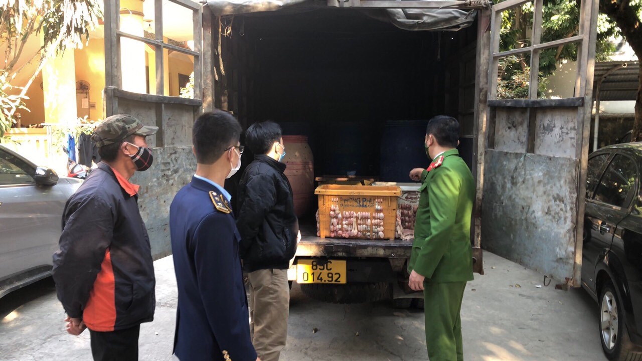 Lực lượng chức năng Hưng Yên đang kiểm tra xe tải chở thực phẩm bẩn