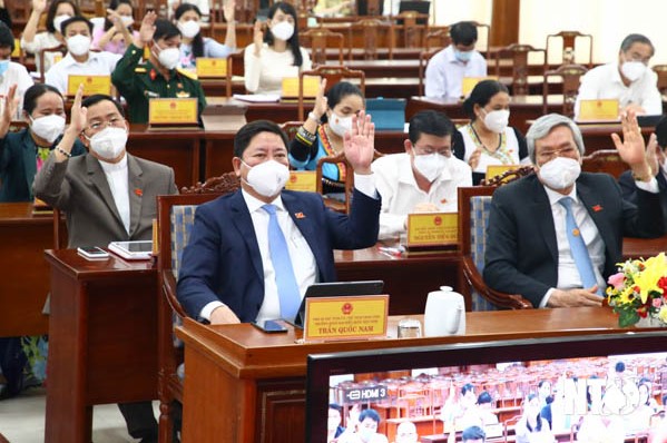 Các đại biểu biểu quyết thông qua các nghị quyết tại Kỳ họp thứ 3, HĐND tỉnh Ninh Thuận - Ảnh V.Nỷ