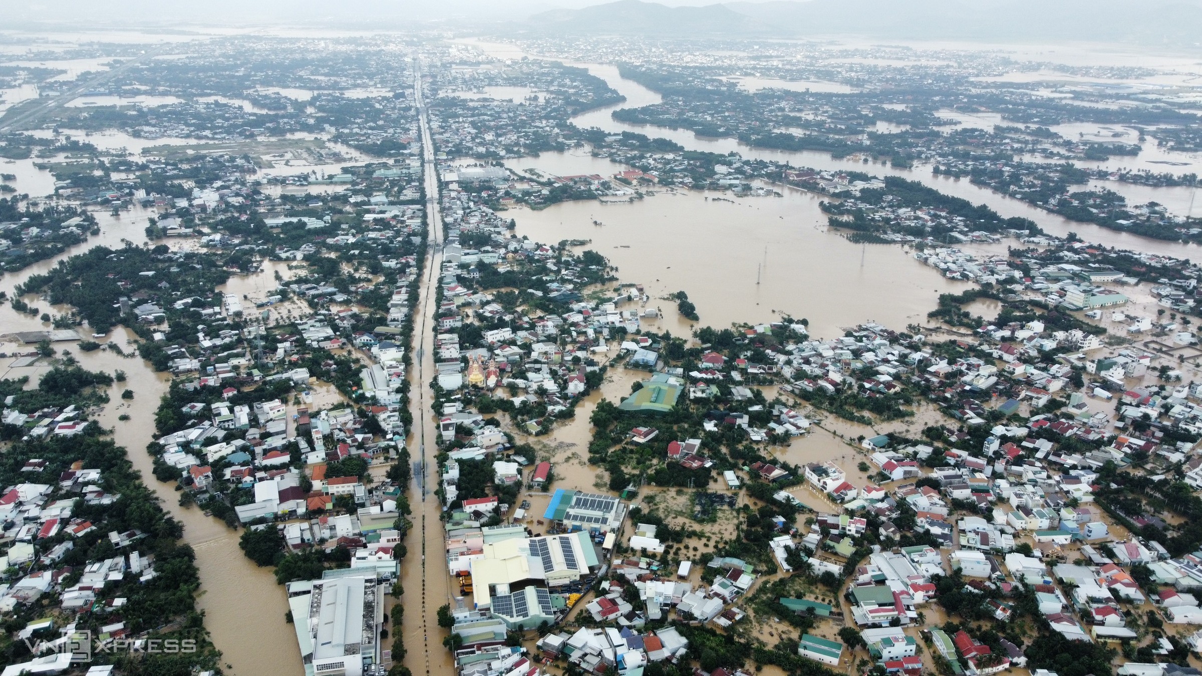 Khu dân cư xã Vĩnh Thạnh, Vĩnh Ngọc (TP. Nha Trang) chìm trong nước lũ ngày 1.12