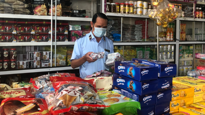 Cán bộ QLTT Bình Thuận kiểm tra hàng hóa