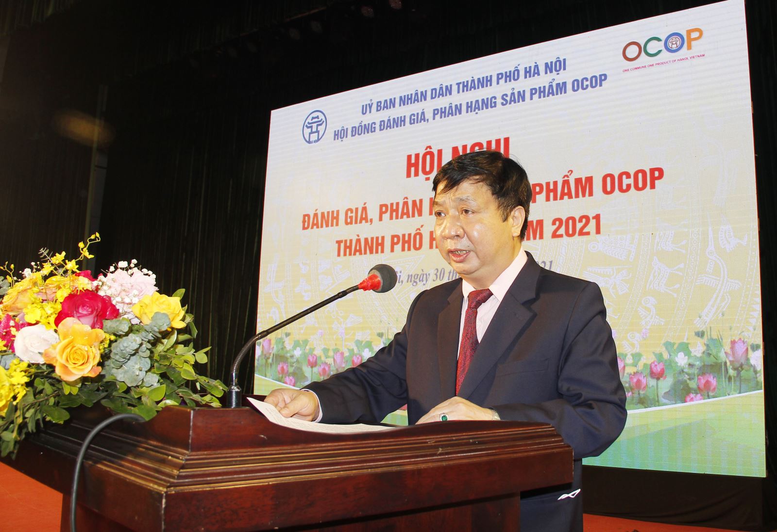 Phó Chánh văn phòng Thường trực Văn phòng Điều phối nông thôn mới Hà Nội Nguyễn Văn Chí báo cáo tại Hội nghị