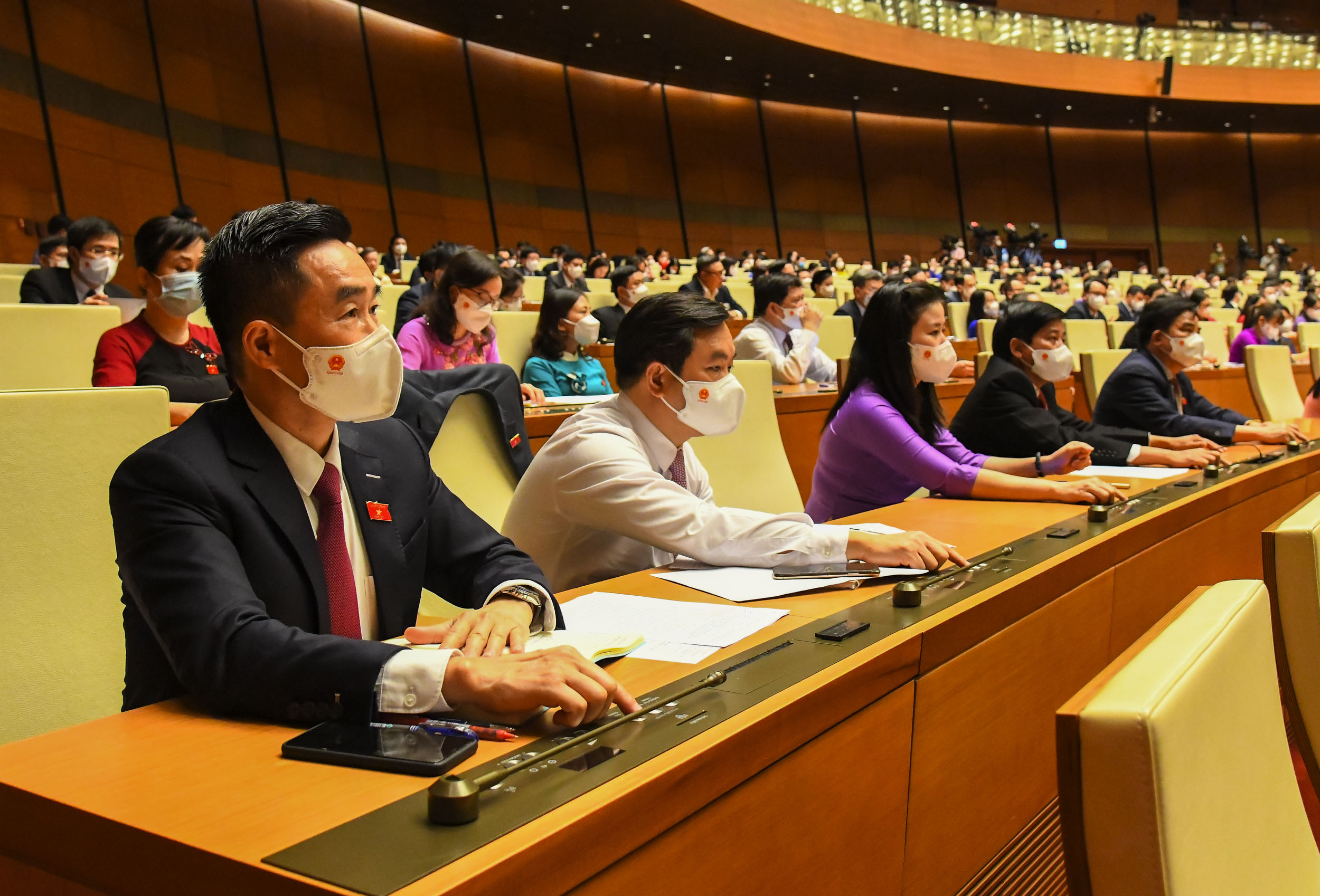Các đại biểu Quốc hội tham gia biểu quyết bằng hệ thống điện tử