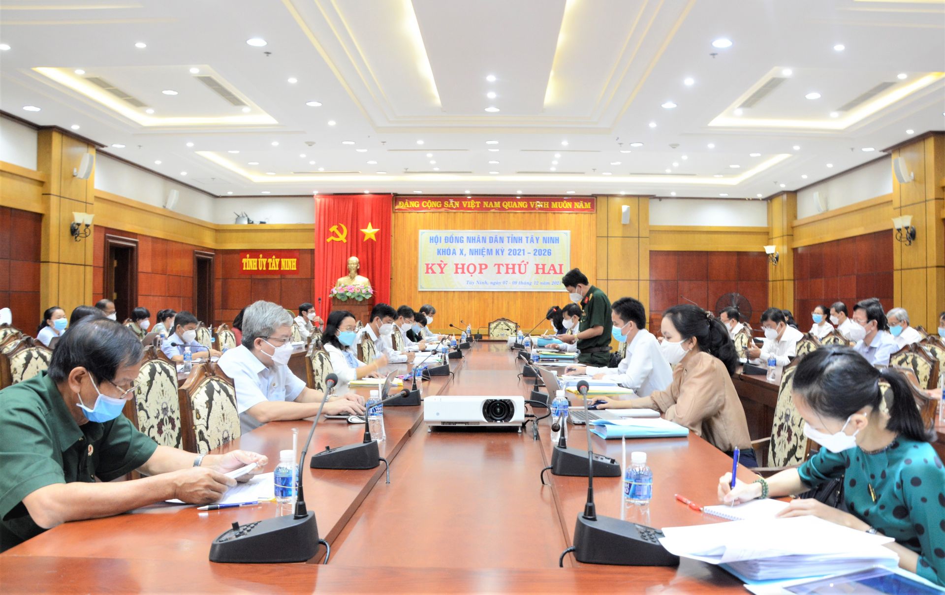Đại biểu thảo luận tổ về các nội dung trình Kỳ họp thứ 2, HĐND tỉnh Tây Ninh Khóa X Ảnh: Phương Thúy