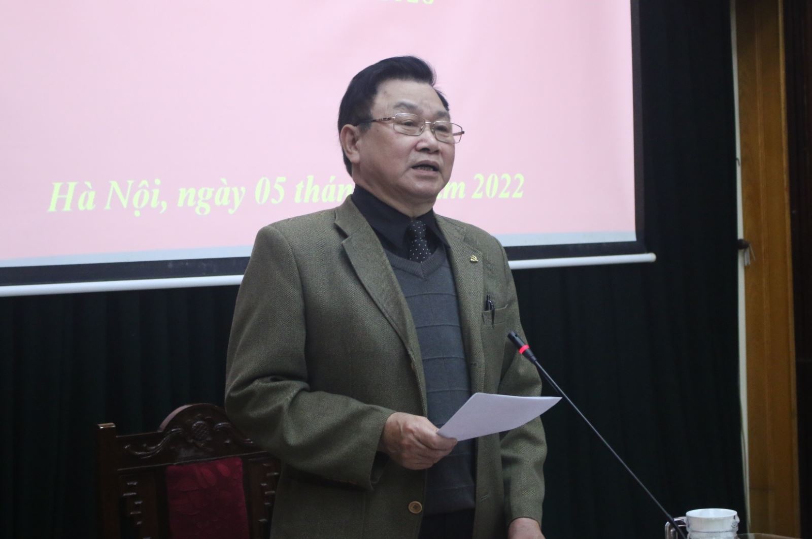 Phó Chủ tịch Thường trực Trung ương Hội Hội Người cao tuổi Việt Nam Ngô Trọng Vịnh trả lời các phóng viên báo chí và phát biểu