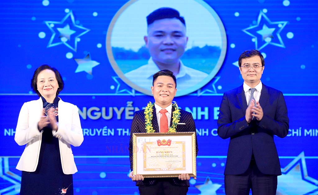 	Bộ trưởng Bộ Nội vụ Phạm Thị Thanh Trà trao thưởng cho một số gương mặt tiêu biểu được vinh danh tại buổi lễ