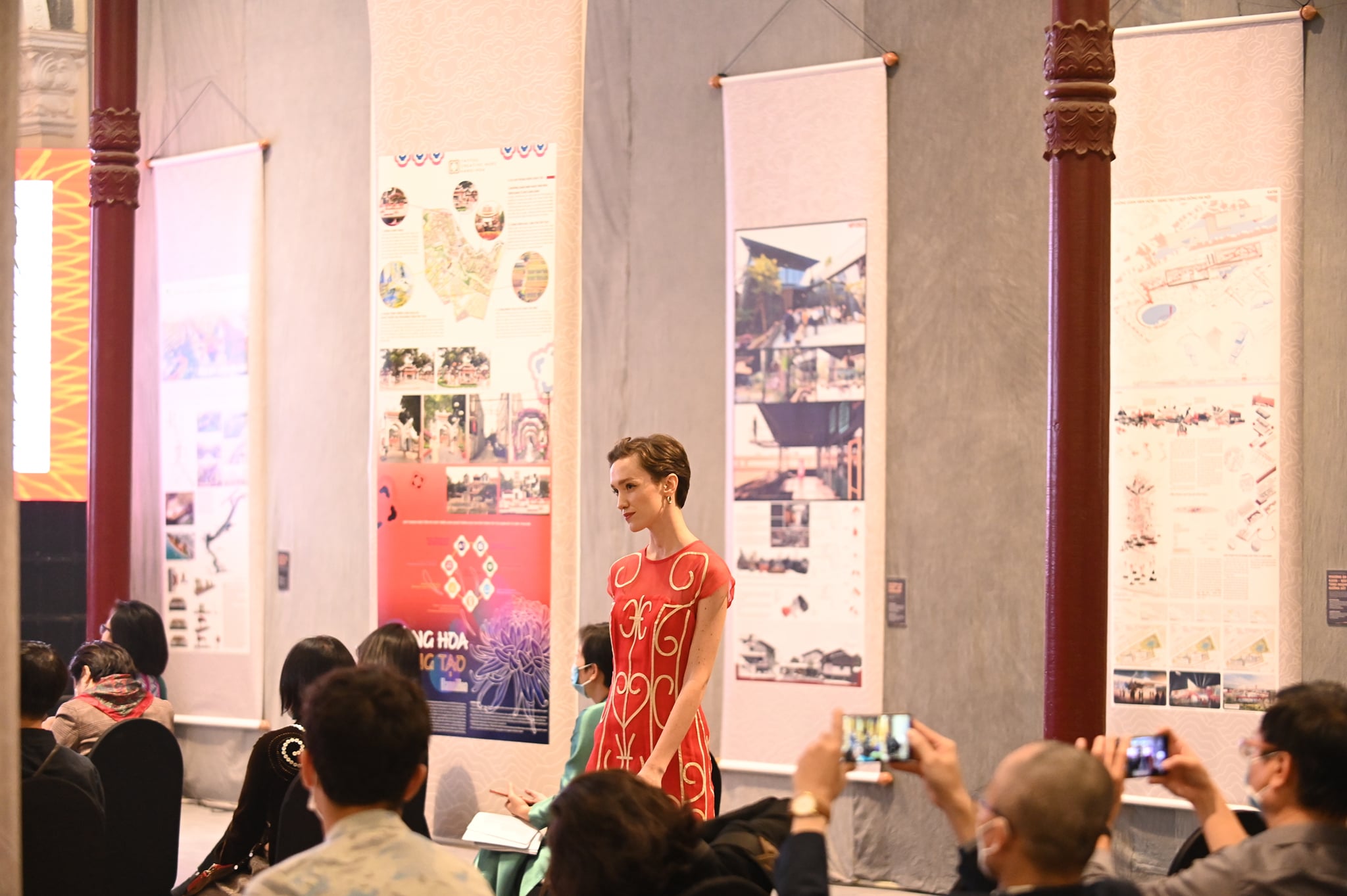 Trình diễn sắp đặt thời trang “Nhị Hà Flow” tại Trung tâm Văn hóa nghệ thuật 22 Hàng Buồm - Ảnh: BTC