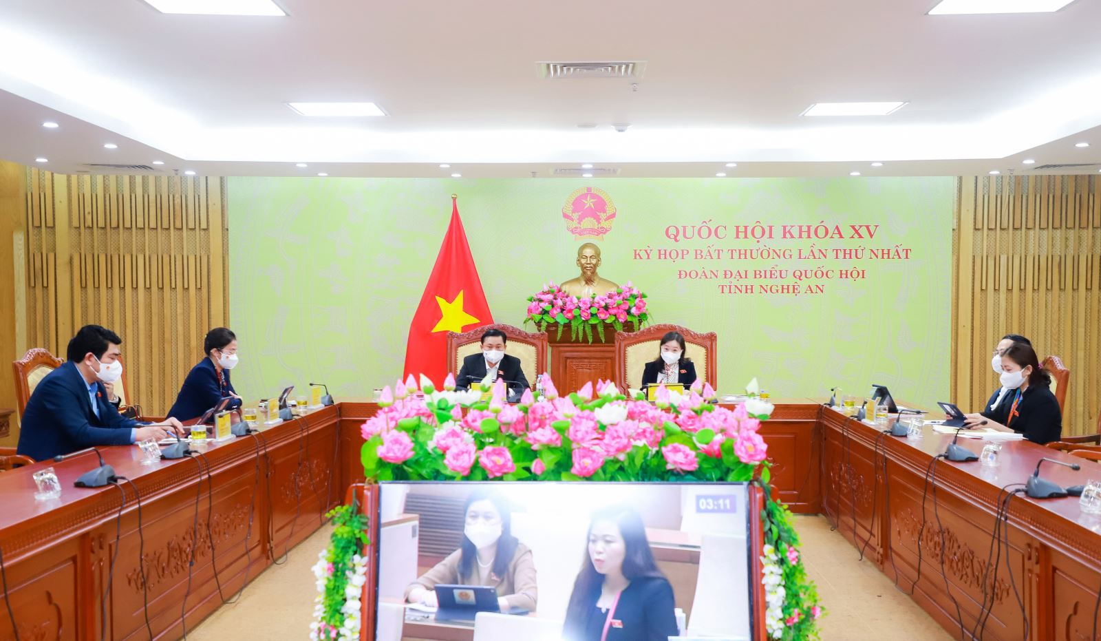 Các đại biểu tham dự kỳ họp tại điểm cầu Đoàn ĐBQH tỉnh Nghệ An