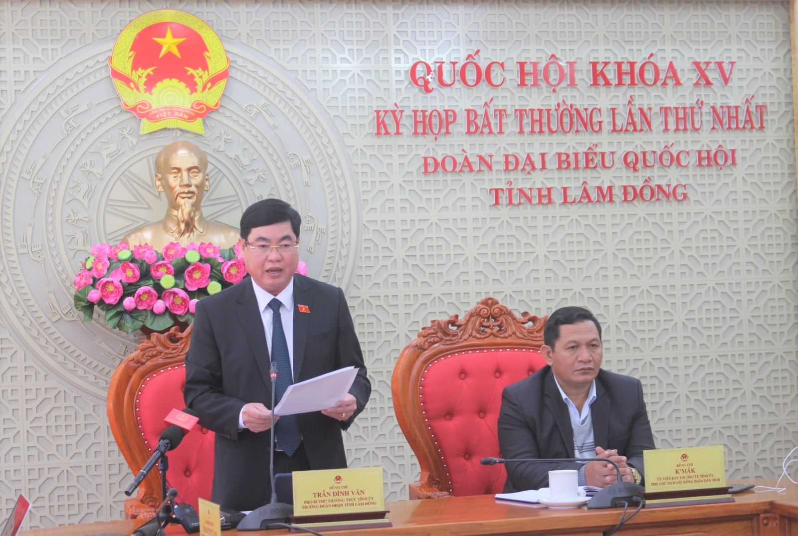 Đại biểu Trần Đình Văn tham gia phát biểu trực tuyến từ điểm cầu Lâm Đồng