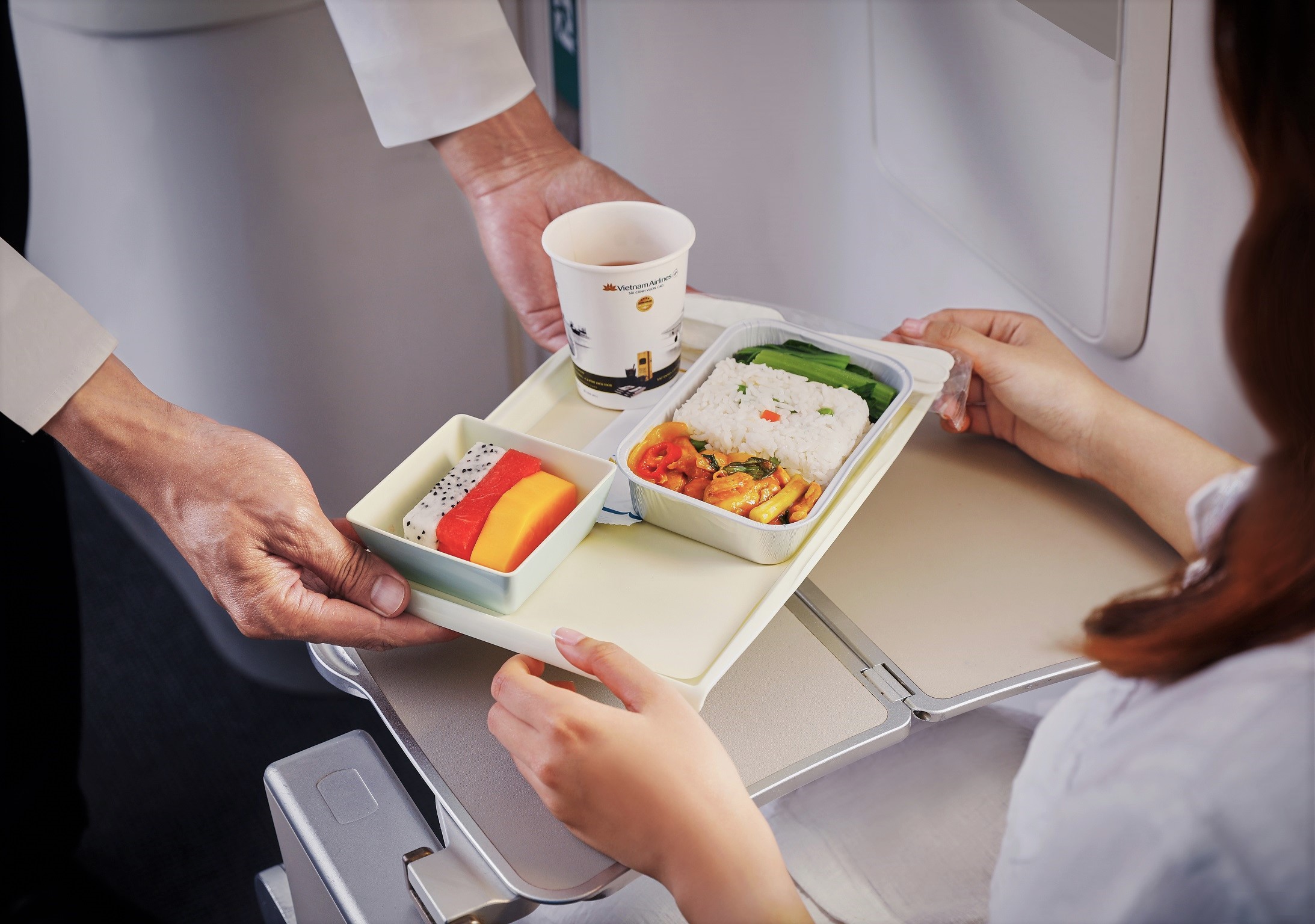 Hành khách bay nội địa hạng Phổ thông cũng sẽ được phục vụ các món ăn và thức uống đa dạng hơn so với trước đây