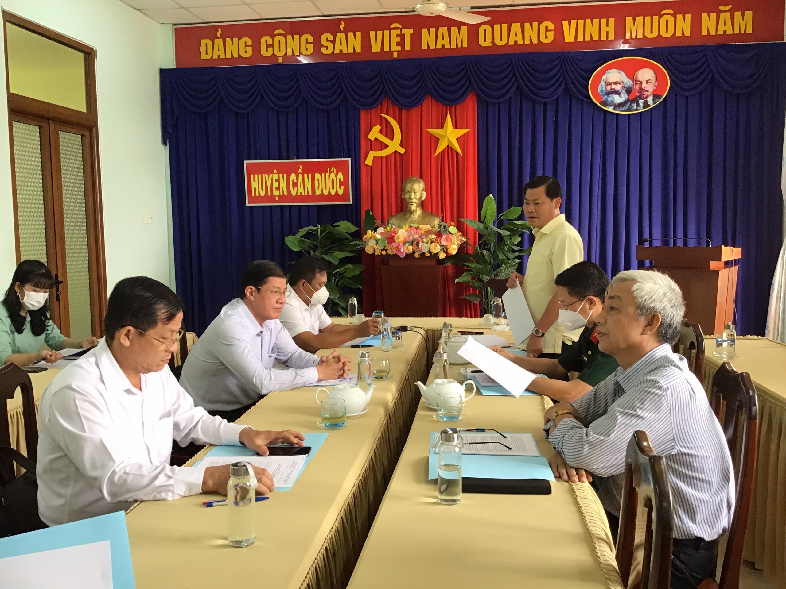 Chủ tịch UBND huyện, Tổ trưởng Tổ đại biểu HĐND tỉnh đơn vị huyện Cần Đước Huỳnh Văn Quang Hùng phát biểu tại cuộc họp