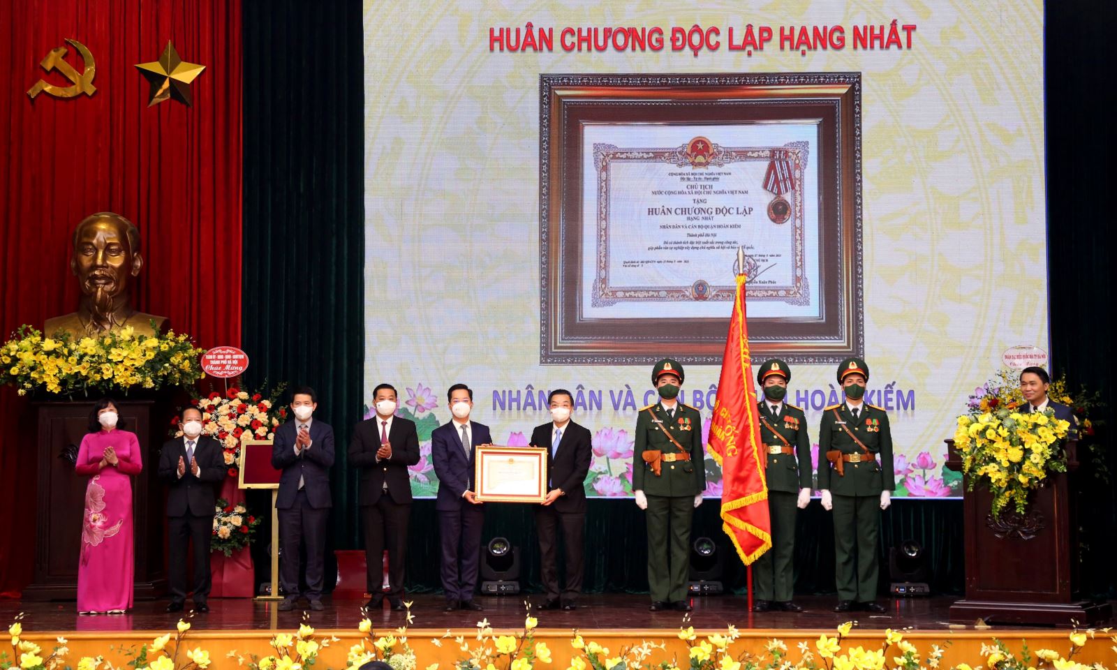 Chủ tịch UNND thành phố Chu Ngọc Anh trao Huân chương Độc lập hạng Nhất cho quận Hoàn Kiếm