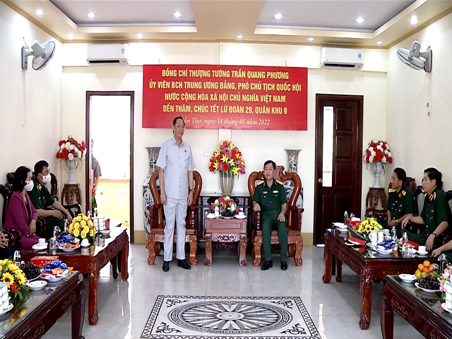 	Phó Chủ tịch Quốc hội, Thượng tướng Trần Quang Phương cùng đoàn công tác trò chuyện với Lữ đoàn Thông tin