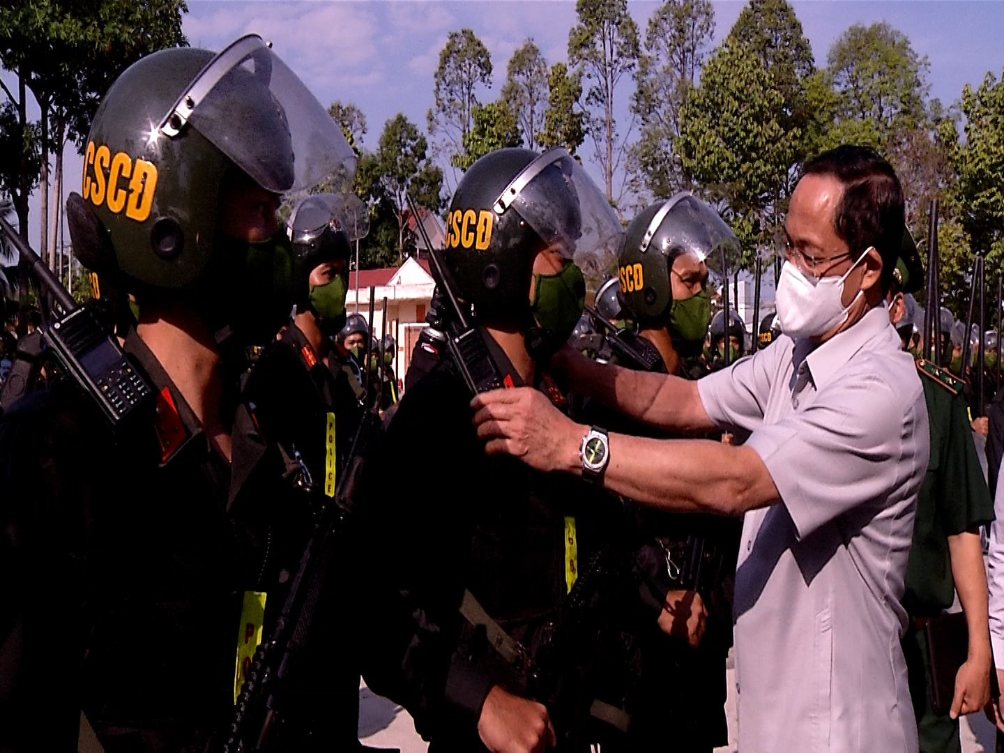 	Phó Chủ tịch Quốc hội, Thượng tướng Trần Quang Phương ân cần thăm hỏi các chiến sĩ Trung đoàn Cơ động