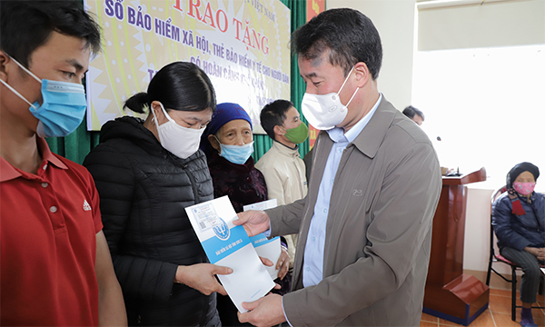 	Tổng giám đốc Nguyễn Thế Mạnh trao sổ BHXH cho người nghèo