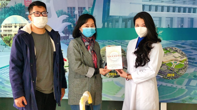 Bà Ngô Thu Trang (giữa) đại diện MedInsights trao tặng 100 cuốn sách Vaxxers cho bà Phan Thị Hồng Thúy - Phòng Công tác xã hội Bệnh viện Bạch Mai