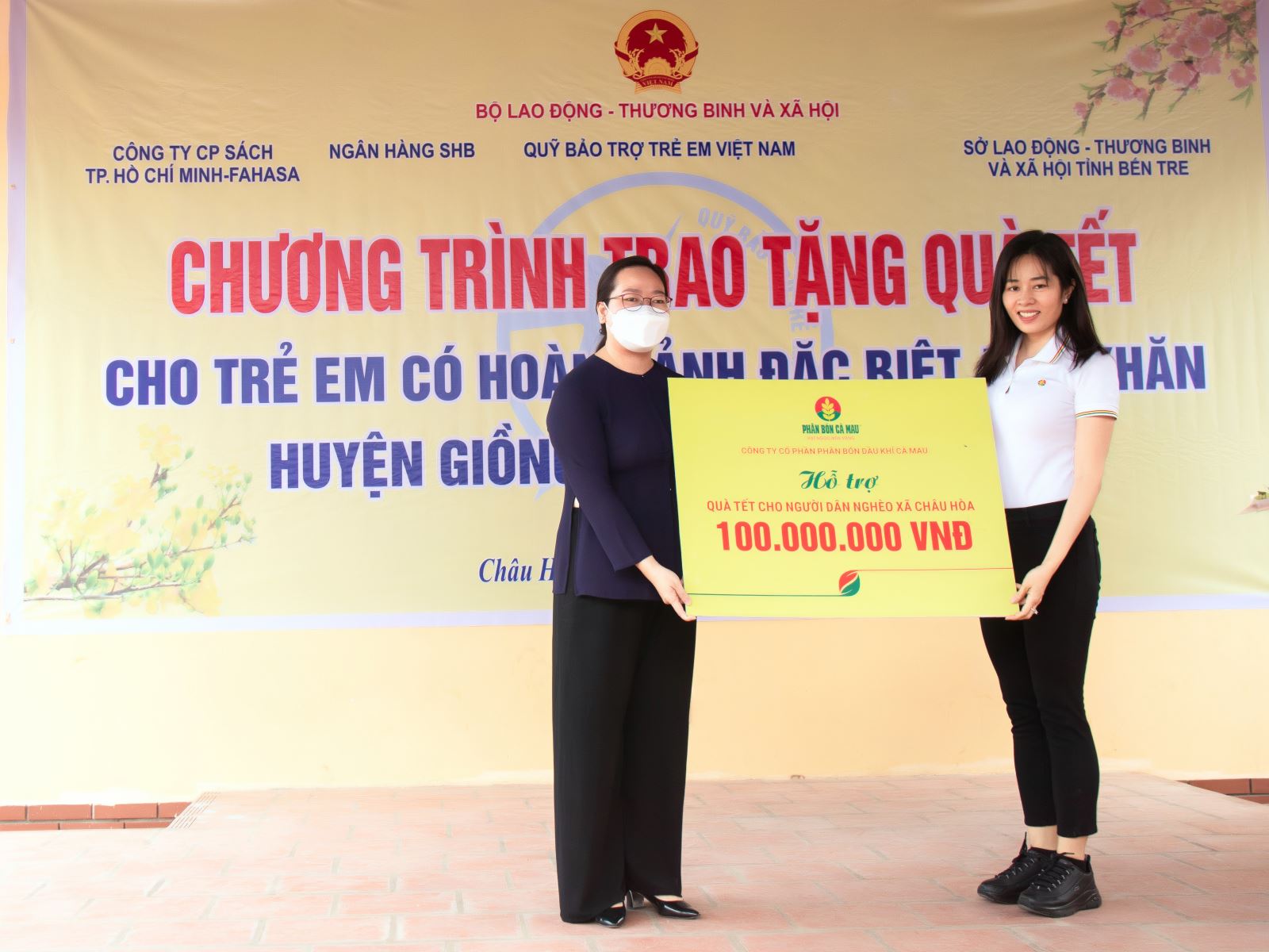 đại diện Phân bón Cà Mau trao 100 triệu cho MTTQ Bến Tre để lo Tết cho người nghèo