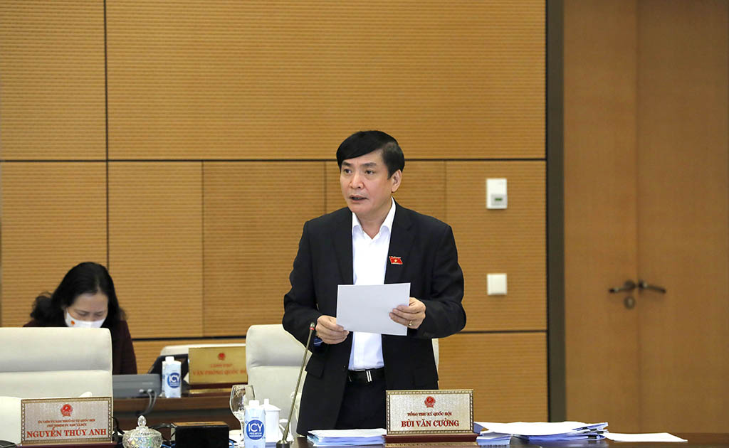 Chủ nhiệm Văn phòng Quốc hội Bùi Văn Cường trình bày báo cáo