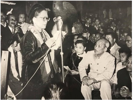 Chủ tịch Hồ Chí Minh dự cuộc ngâm thơ mừng xuân của các phụ lão và văn nghệ sĩ tại Văn Miếu - Quốc Tử Giám ngày 5.2.1962 (mồng 1 Tết Nhâm Dần) - Ảnh: BTHCM