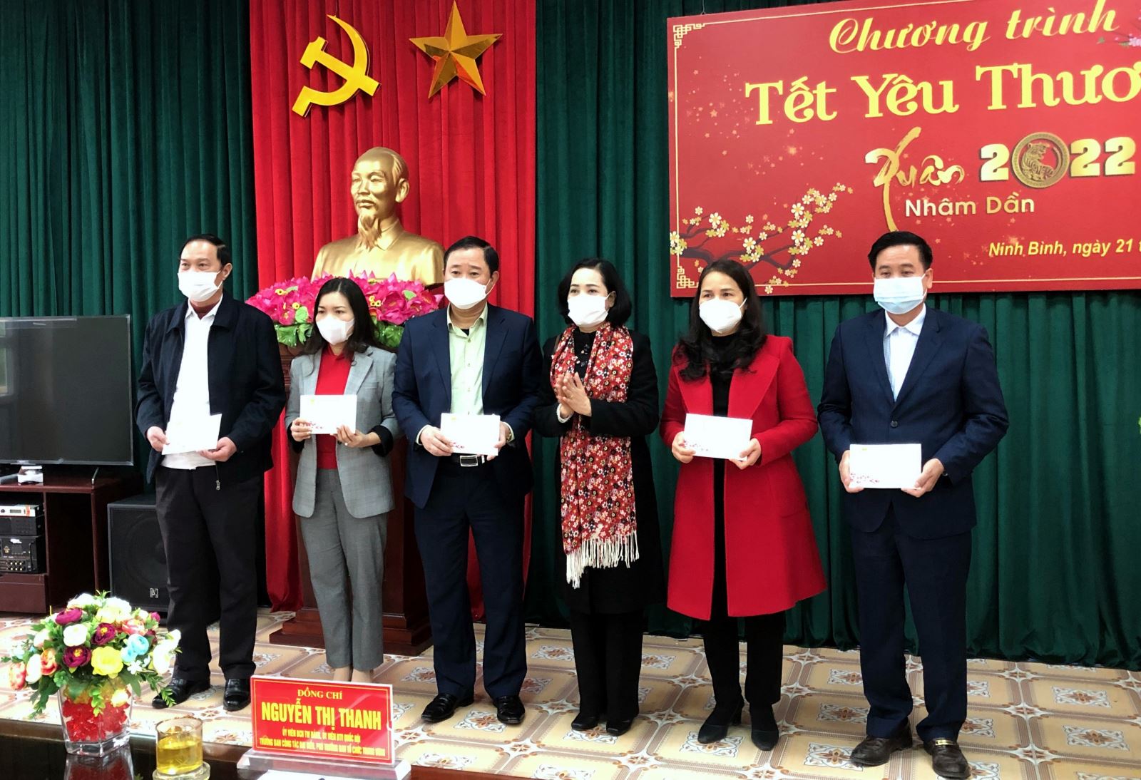 thay mặt đoàn công tác của Trung ương, Phó Trưởng Ban Công tác đại biểu Nguyễn Thị Thanh đã trao tặng 2.534 xuất quà, với trị giá là 1.350 triệu đồng cho các hộ nghèo, có hoàn cảnh khó khăn