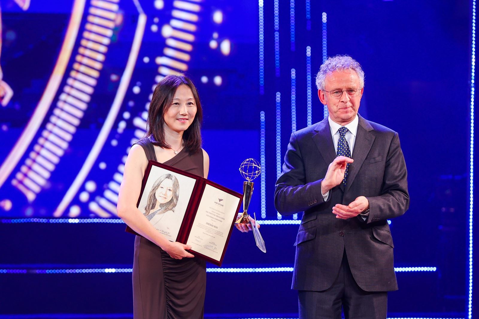 GS. Zhenan Bao nhận giải Đặc biệt 