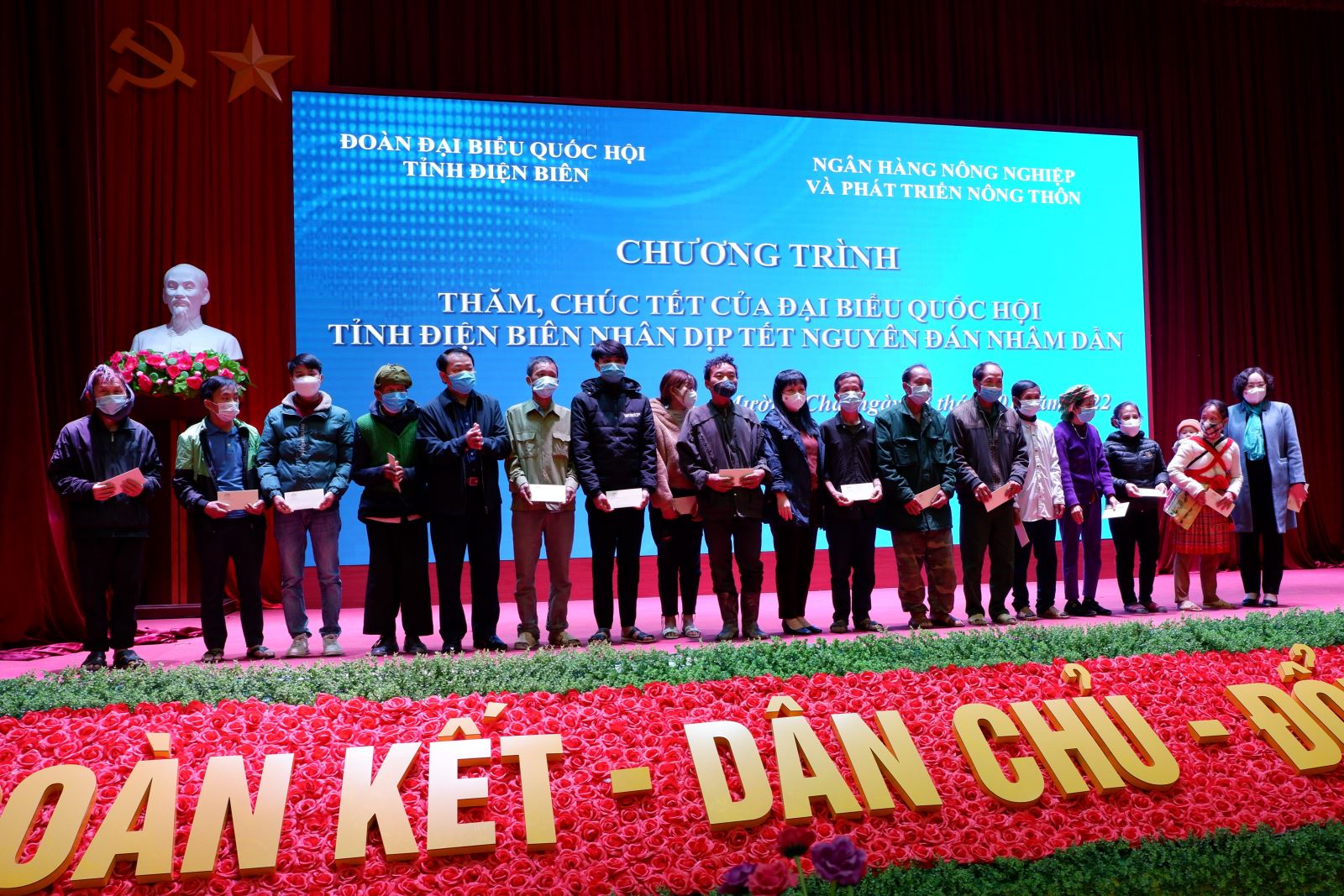 Đoàn đại biểu Quốc hội tỉnh Điện Biên tặng quà cho các hộ nghèo huyện Mường Chà