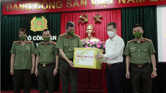 Thường trực Thành ủy Đà Nẵng tặng quà cán bộ chiến sỹ, người lao động bệnh viện