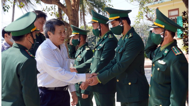 Phó Chủ tịch thường trực UBND tỉnh Quảng Trị Hà Sỹ Đồng thăm, chúc Tết Đồn biên phòng Lao Bảo