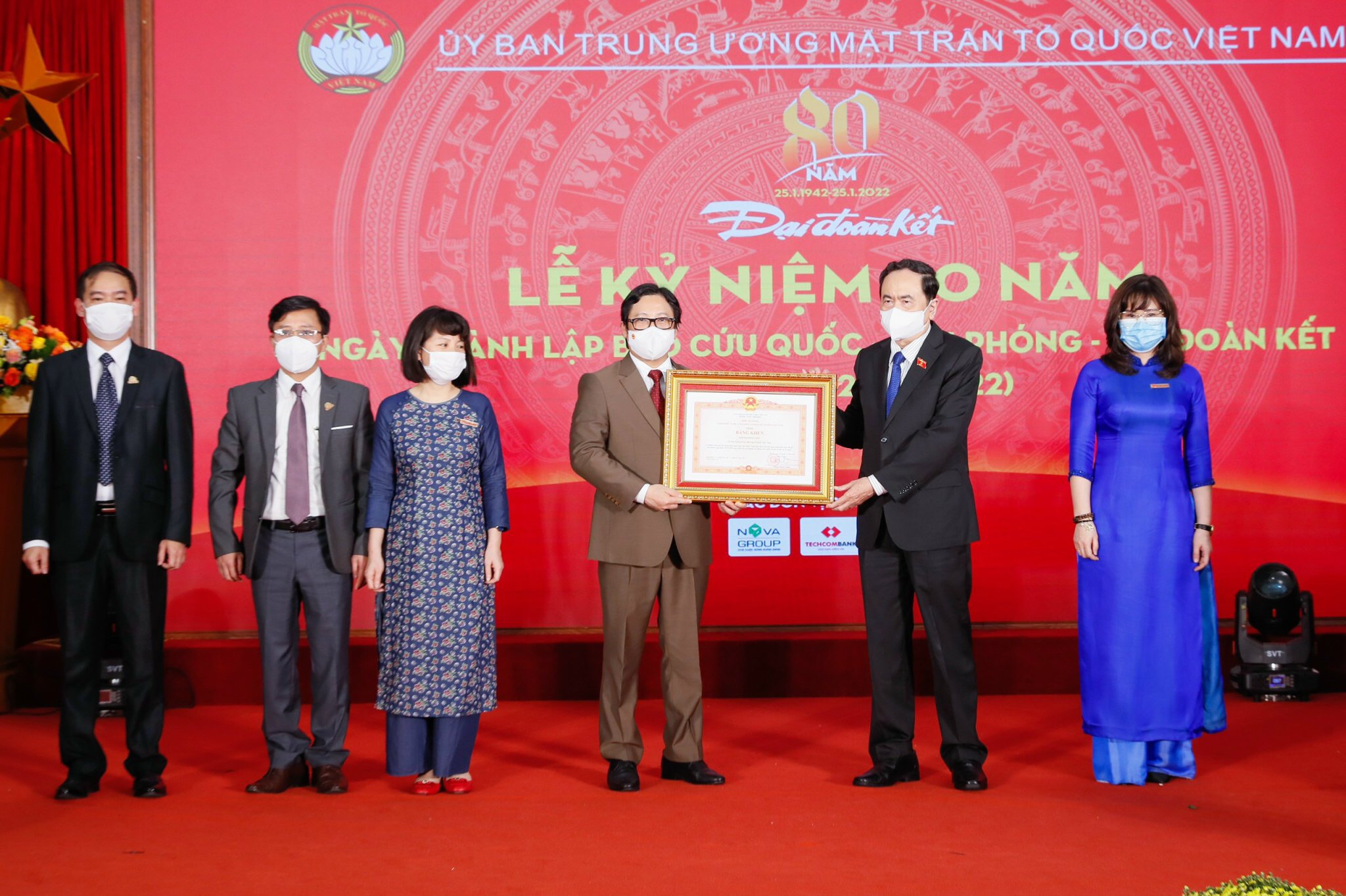 	Phó Chủ tịch Thường trực Quốc hội Trần Thanh Mẫn trao Bằng khen của Thủ tướng Chính phủ tặng tập thể Báo Đại đoàn kết