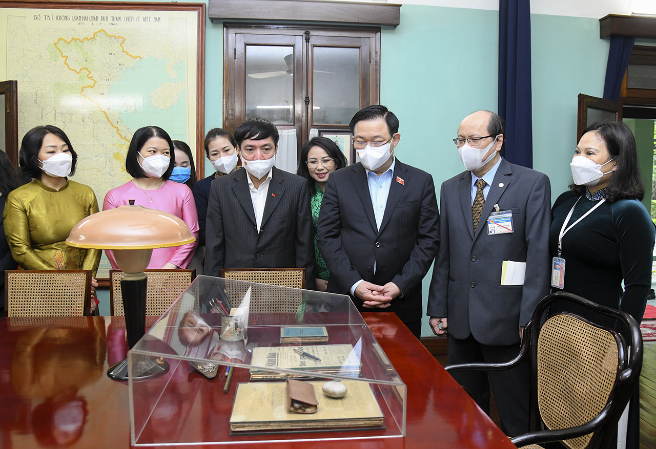 	Chủ tịch Quốc hội Vương Đình Huệ tham quan các kỷ vật của Chủ tịch Hồ Chí Minh