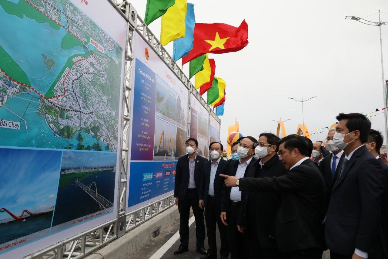 Thủ tướng Phạm Minh Chính nghe giới thiệu về một số công trình giao thông trọng điểm tại Quảng Ninh