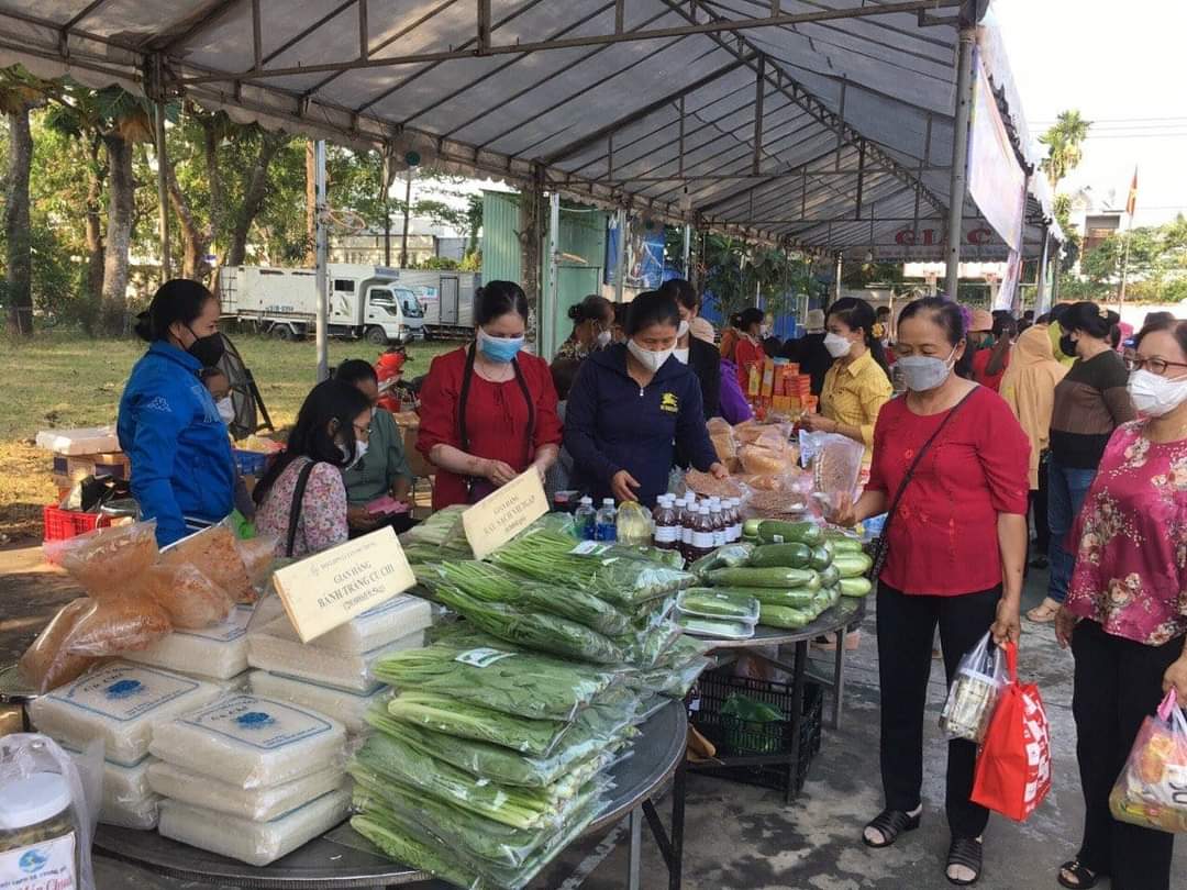	Công nhân, người lao động tham gia phiên chợ nghĩa tình do huyện Củ Chi (TP. Hồ Chí Minh) tổ chức ngày 22.1