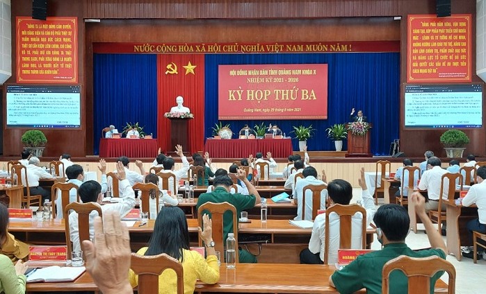 Đại biểu biểu quyết thông qua các nghị quyết tại Kỳ họp thứ 3, HĐND tỉnh Quảng Nam Khóa X - Ảnh: Phan Hà