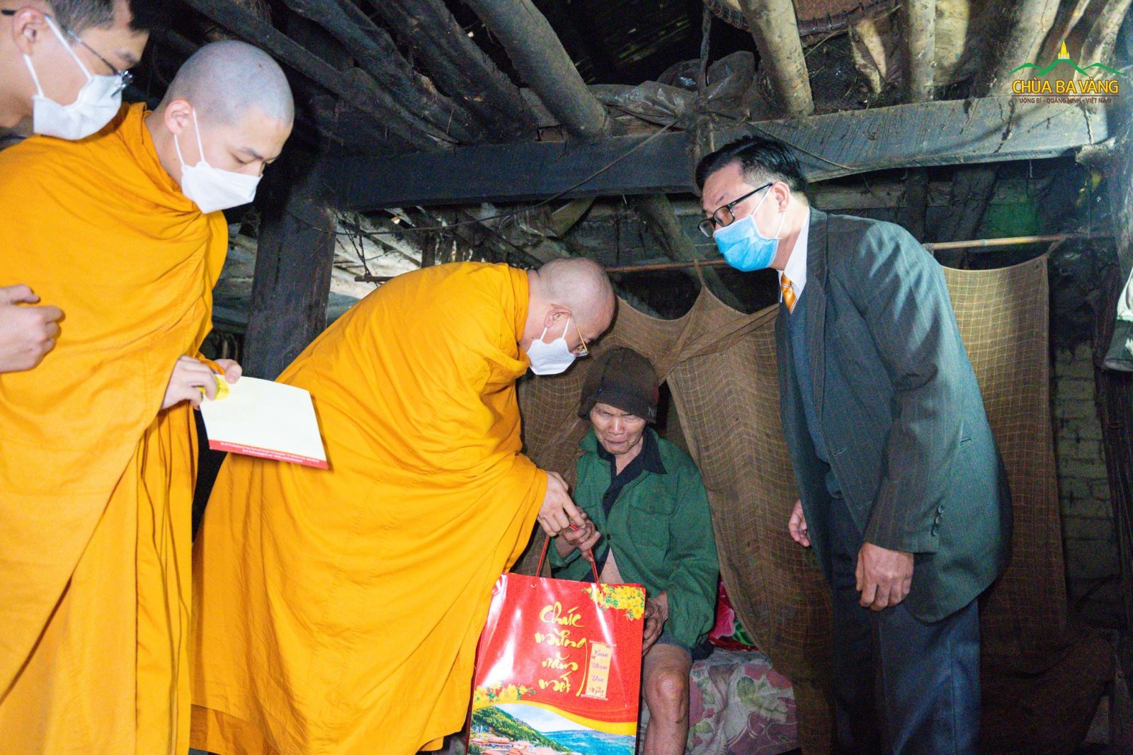 Sư  trụ trì  Đại đức Thích Trúc Thái Minh cùng Chư, tăng Chùa Ba Vàng trao quà đến các hộ nghèo DTTS đặc biệt  khó khăn tại huyện Bình Liêu (Quảng Ninh)