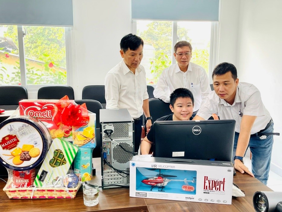 Công ty Điện lực Phú Thọ (thuộc TCT Điện lực TPHCM) tặng máy tính và quà Tết cho các bé có hoàn cảnh đặc biệt vì Covid-19 mà đơn vị nhận bảo trợ.