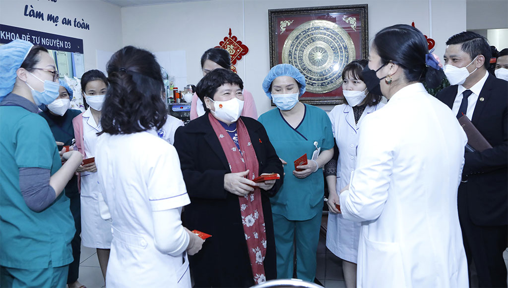 Chủ nhiệm Ủy ban Xã hội Nguyễn Thúy Anh thăm và chúc Tết tại Bệnh viện Phụ Sản Hà Nội