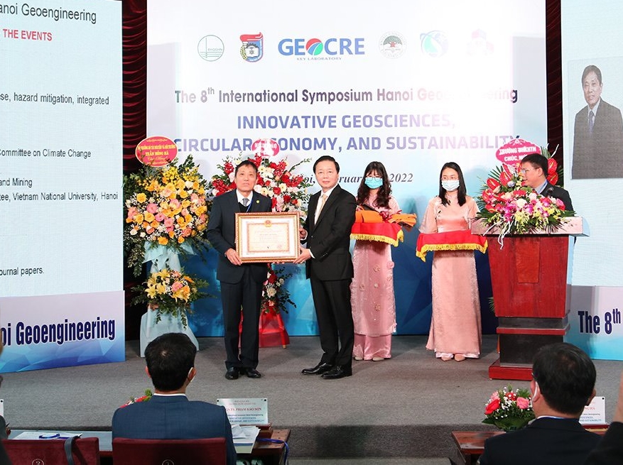 	Bộ trưởng Trần Hồng Hà trao tặng Kỷ niệm chương Vì sự nghiệp Tài nguyên và Môi trường cho GS Mai Trọng Nhuận