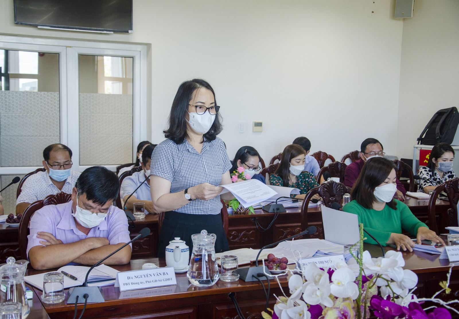 Giám đốc Sở GD-ĐT Trần Thị Ngọc Châu trình bày báo cáo thực hiện chính sách pháp luật về thực hành tiết kiệm, chống lãng phí giai đoạn 2016-2021