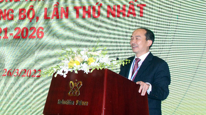 Phó Chủ tịch thường trực HĐND tỉnh Thanh Hóa Lê Tiến Lam tham luận tại hội nghị.