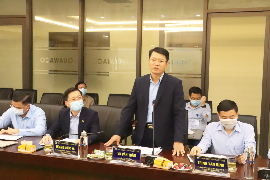 Lãnh đạo Công ty Cổ phần nước sạch Quảng Ninh báo cáo tại buổi giám sát.