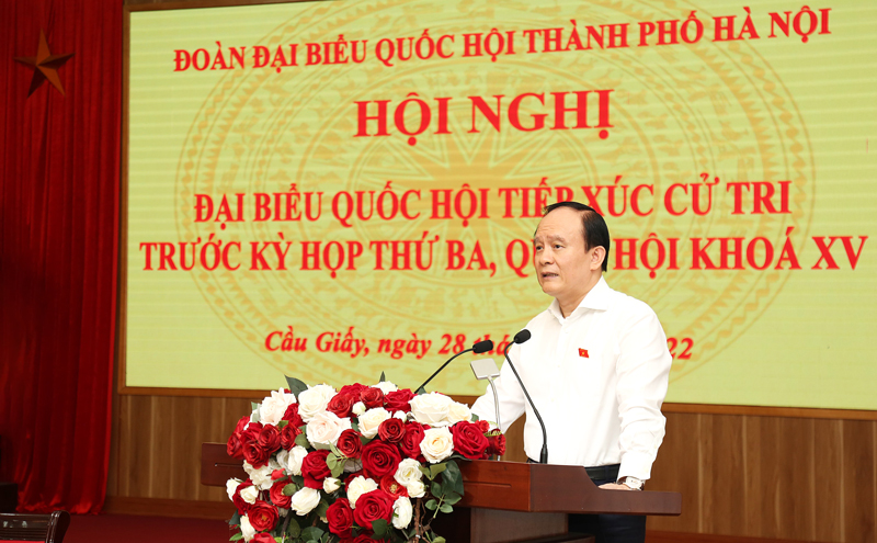 Phó Bí thư Thành uỷ, Chủ tịch HĐND thành phố, Phó Trưởng đoàn đại biểu Quốc hội thành phố Nguyễn Ngọc Tuấn phát biểu tại buổi tiếp xúc cử tri