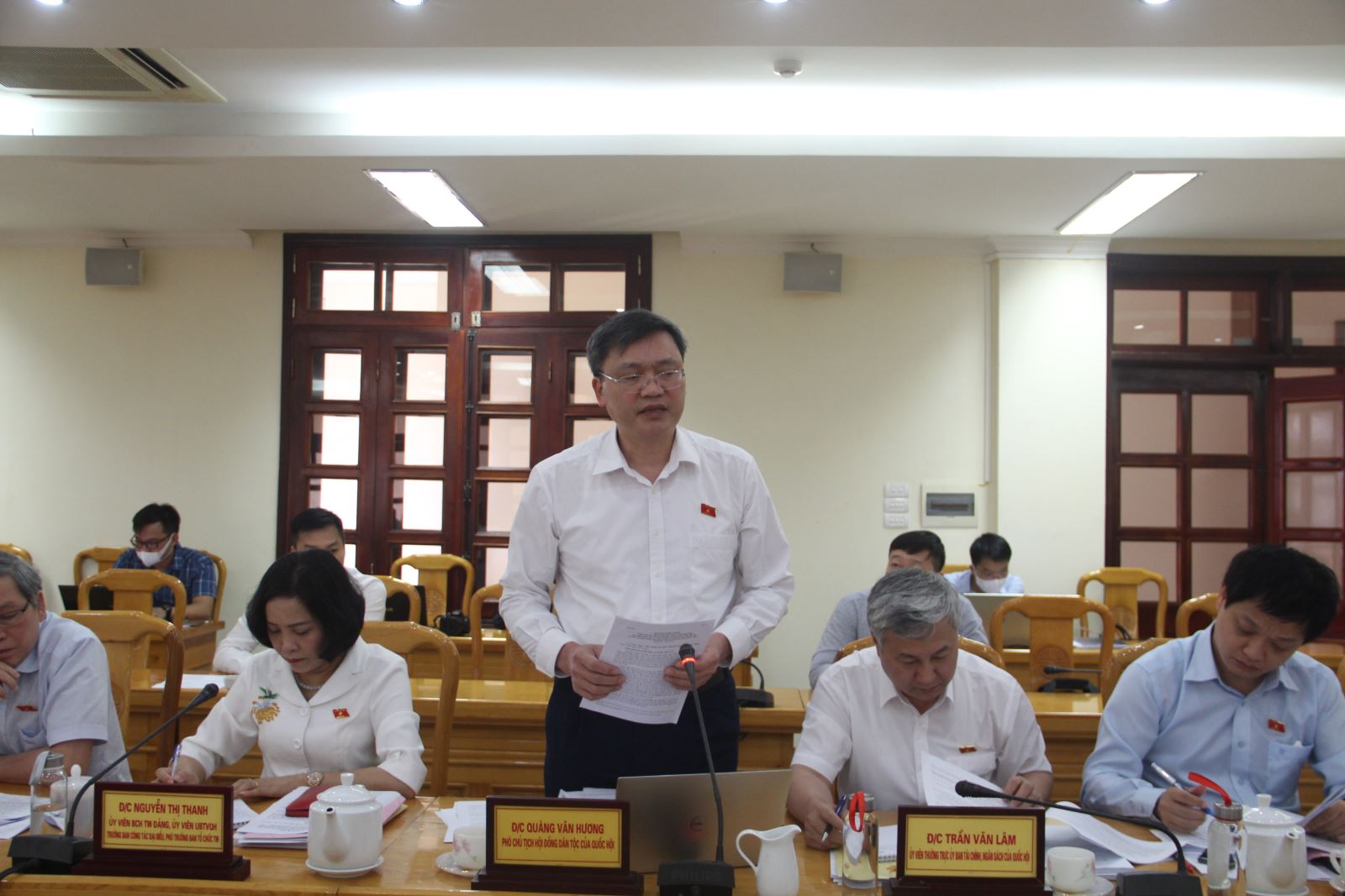 Phó Chủ tịch Hội đồng Dân tộc Quàng Văn Hương phát biểu