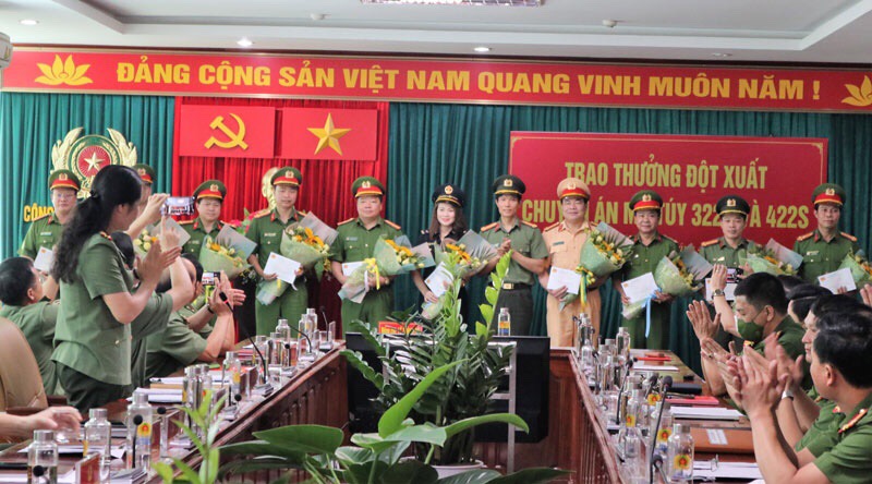 Thừa  Đại tá Ngô Thanh Bình, Giám đốc Công an tỉnh Điện Biên tặng hoa chúc mừng và thưởng nóng các đơn vị tham gia phá thành công 2 chuyên án.