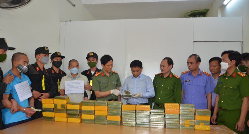  Bí thư tỉnh ủy Điện Biên Nguyễn Văn Thắng kiểm tra số tang vật và động viên chúc mừng Ban chuyên án.