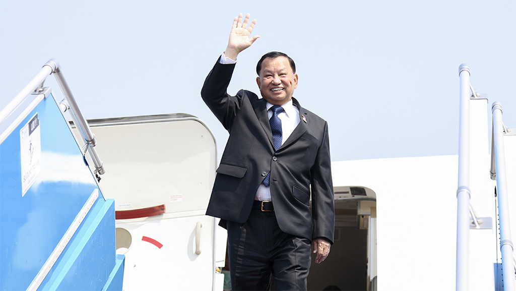 Chủ tịch Thượng viện Vương quốc Campuchia Samdech Say Chhum đến Thủ đô Hà Nội, bắt đầu chuyến thăm chính thức Việt Nam -1