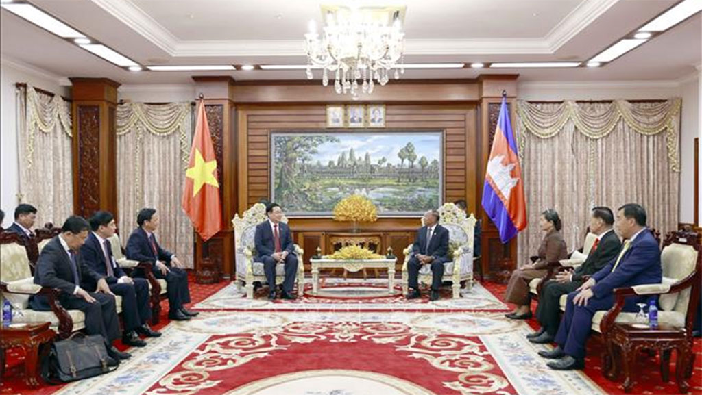 Chủ tịch Quốc hội Vương Đình Huệ hội đàm với Chủ tịch Quốc hội Campuchia Samdech Heng Samrin
