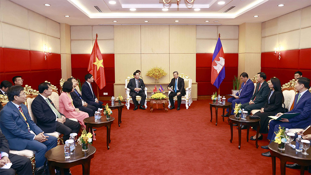 Chủ tịch Quốc hội Vương Đình Huệ thăm chính thức Vương quốc Campuchia và tham dự AIPA-43  -0