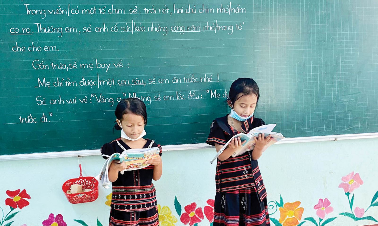Dạy tiếng Việt cho học sinh tiểu học tại các vùng dân tộc thiểu số là một công việc đầy ý nghĩa và cần thiết. Hãy cùng nhau xem qua các hình ảnh về những em học sinh vui tươi và đầy nghị lực trong quá trình học tiếng Việt.