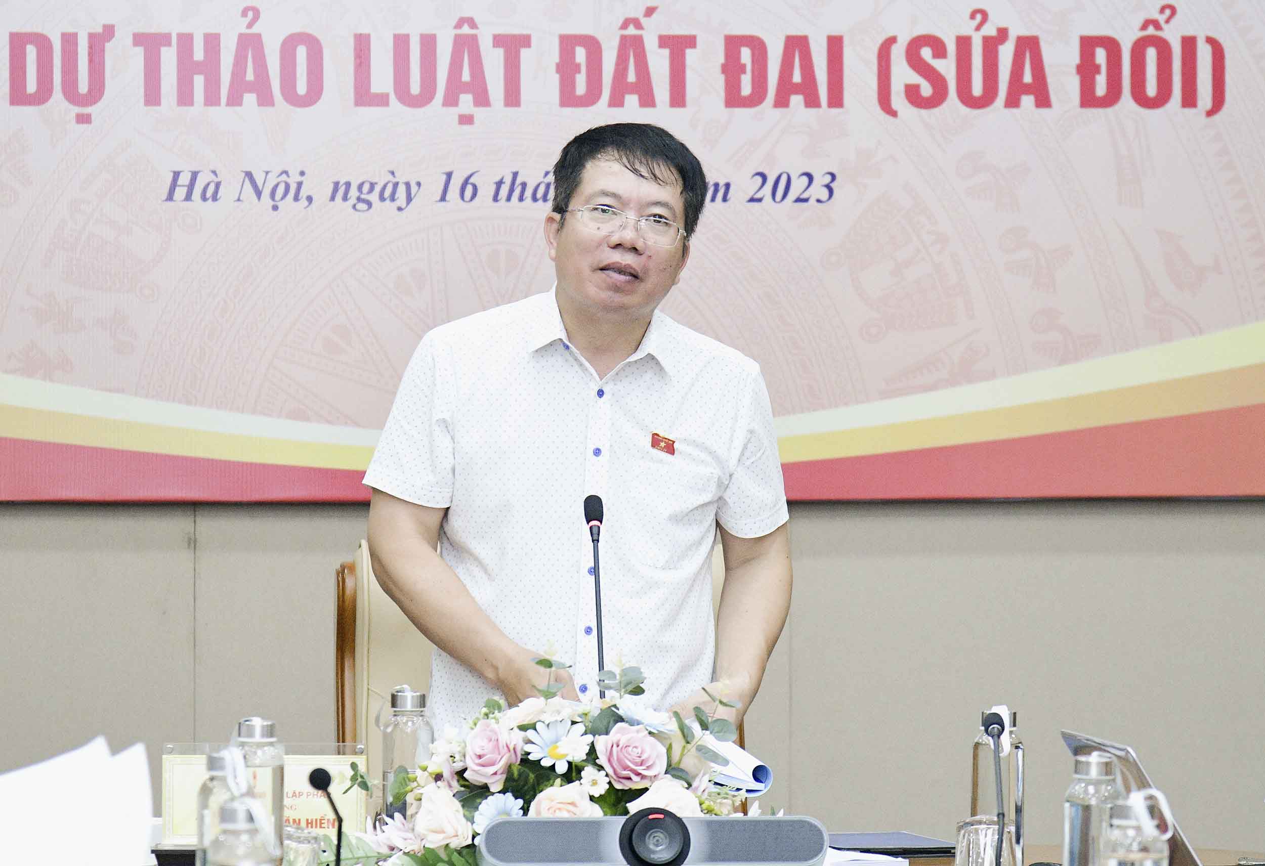 Viện trường Viện Nghiên cứu lập pháp Nguyễn Văn Hiển phát biểu