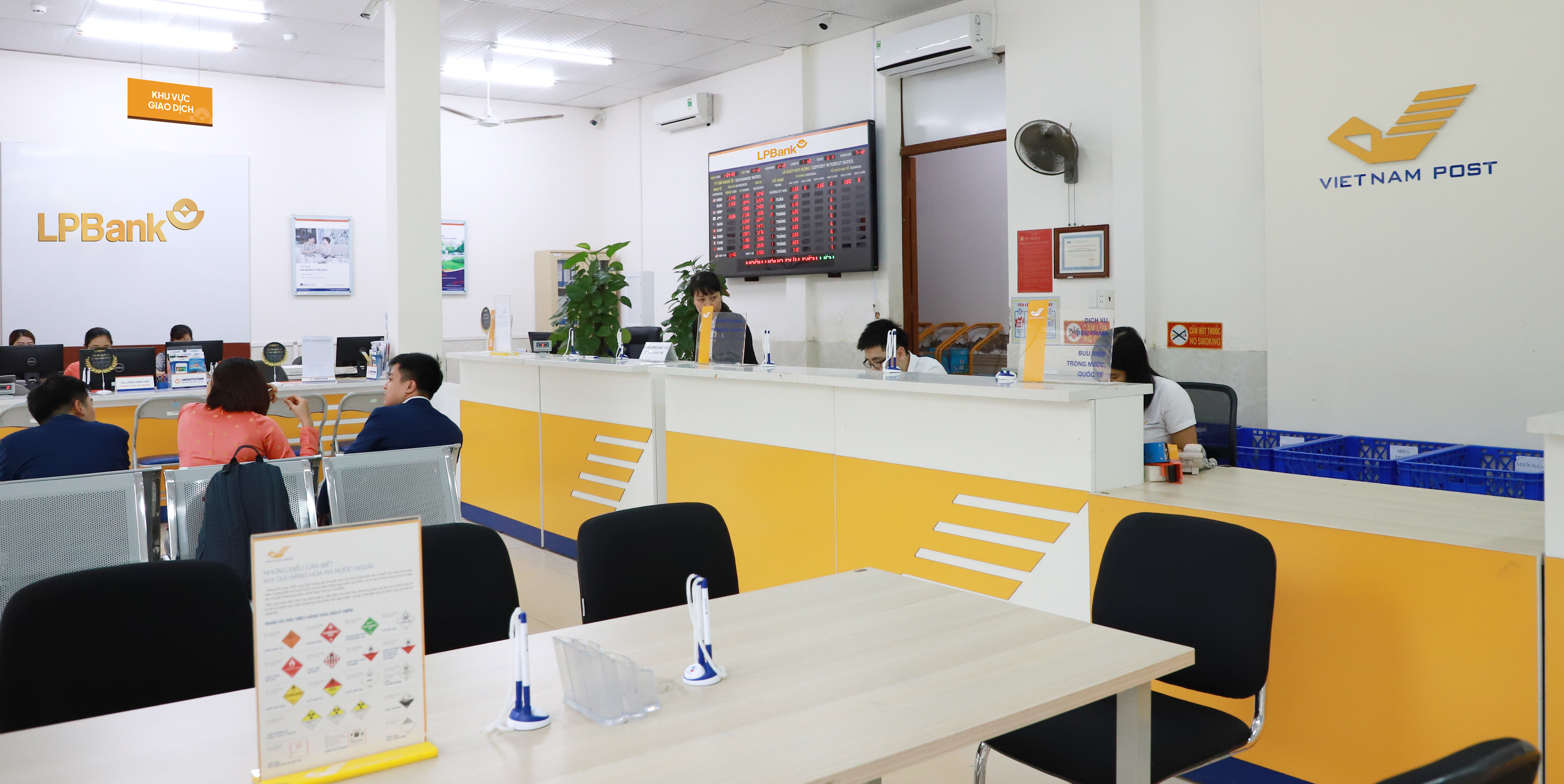 LPBank và Bưu điện Việt Nam luôn đảm bảo quyền lợi của khách hàng ở mức cao nhất - Báo Đại biểu Nhân dân