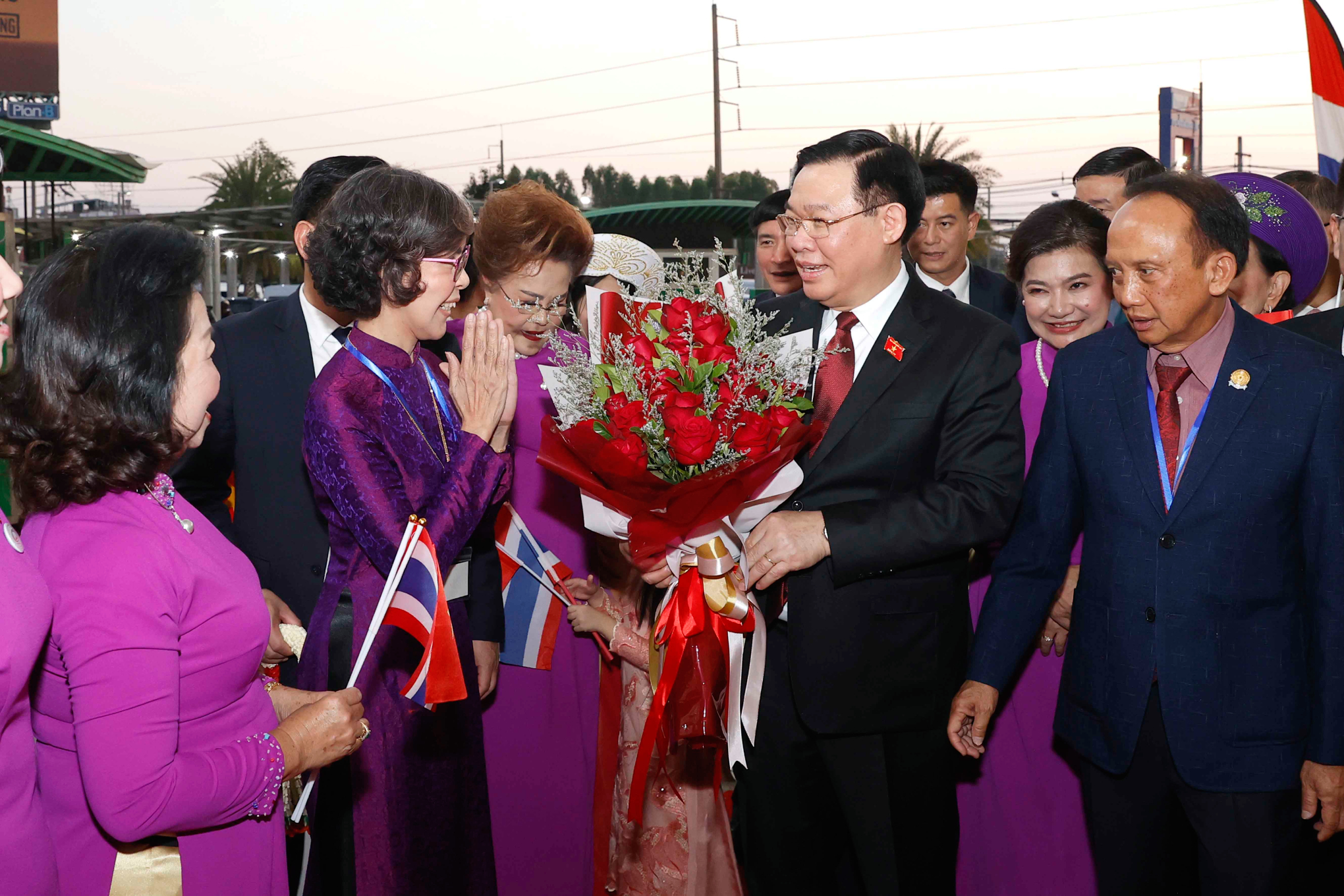 Chủ tịch Quốc hội Vương Đình Huệ gặp gỡ cộng đồng người Việt Nam tại Thái Lan -0